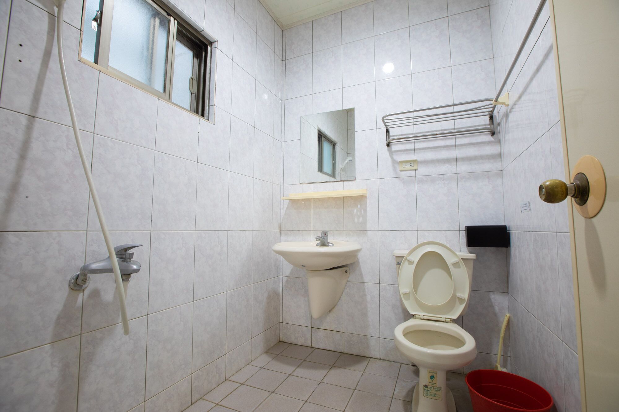 Een douche, een regendouche, gratis toiletartikelen, een haardroger