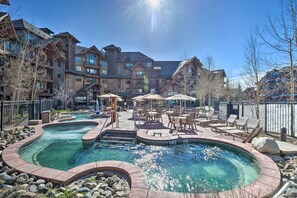 Een binnenzwembad, een verwarmd zwembad