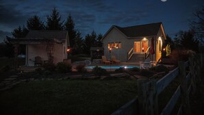 Una casa con piscina, un porche cubierto y una escalera que lleva a la entrada principal.