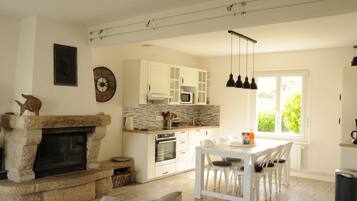 冷蔵庫、電子レンジ、オーブン、コンロ