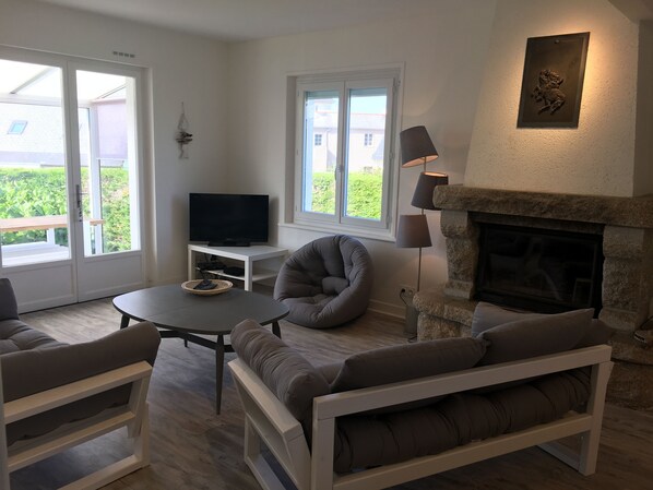 Téléviseur, foyer, livres