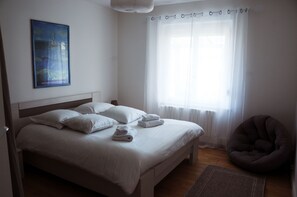 4 chambres, fer et planche à repasser, lit de bébé portatif