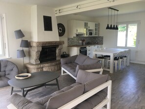 Téléviseur, foyer, livres