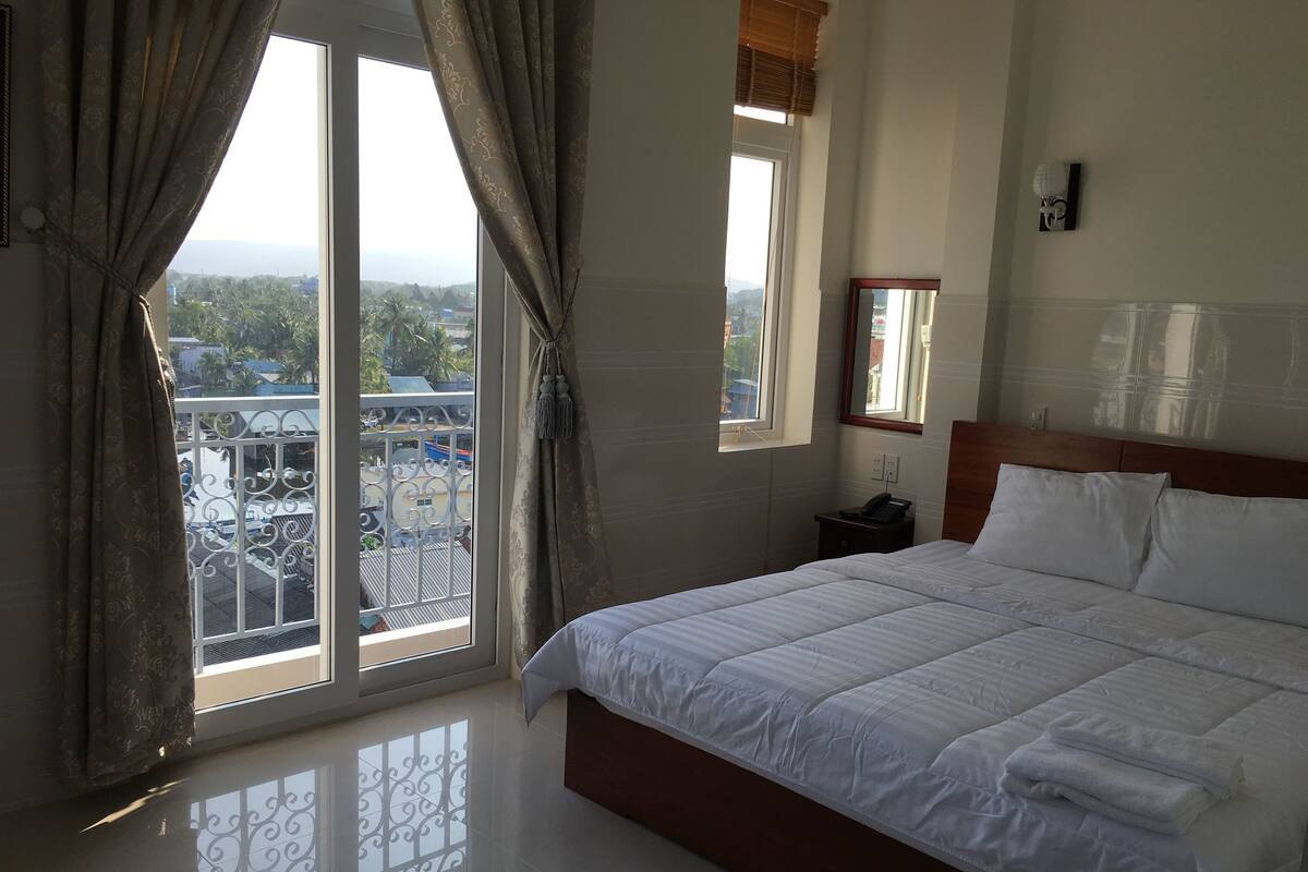 Deluxe Room | Desk, blackout curtains, rollaway beds, free WiFi