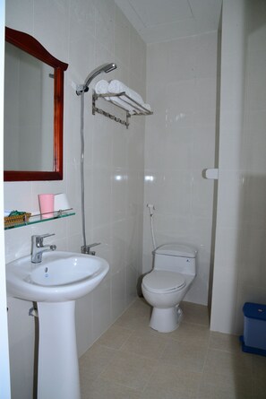Shower, hair dryer, slippers, towels - Phuong Thanh Guest House (Phu Quoc)
