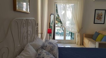 Quadruple Room (BLU) | Desk, blackout drapes, iron/ironing board, cribs/infant beds