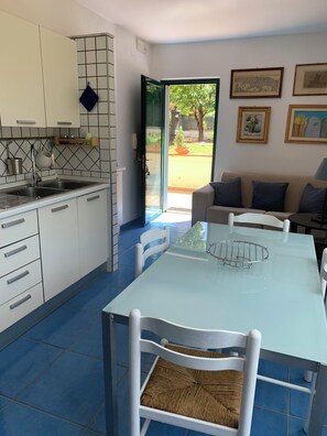 Appartement, 1 chambre (MAESTRALE) | Bureau, rideaux d’obscurcissement, fer et planche à repasser