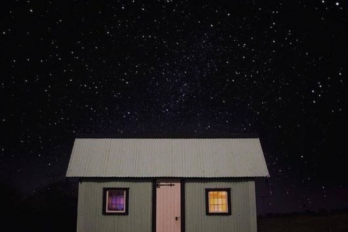 Cabaña romántica | Área de sala de estar | Chimenea 