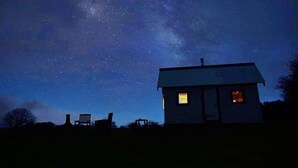 Fachada da propriedade à noite
