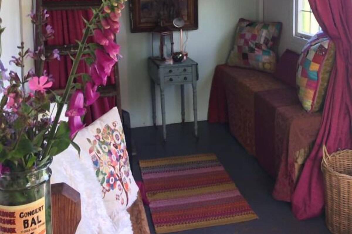 Escritorio, espacio para trabajar con laptop y decoración personalizada 