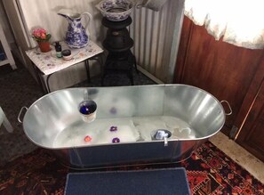 Panoraamamökki, 1 parisänky, jokinäköala, puutarha-alue | Kylpyhuone | Syvä kylpyamme, hierova suihkupää, ilmaiset hygieniatuotteet, pyyhkeet