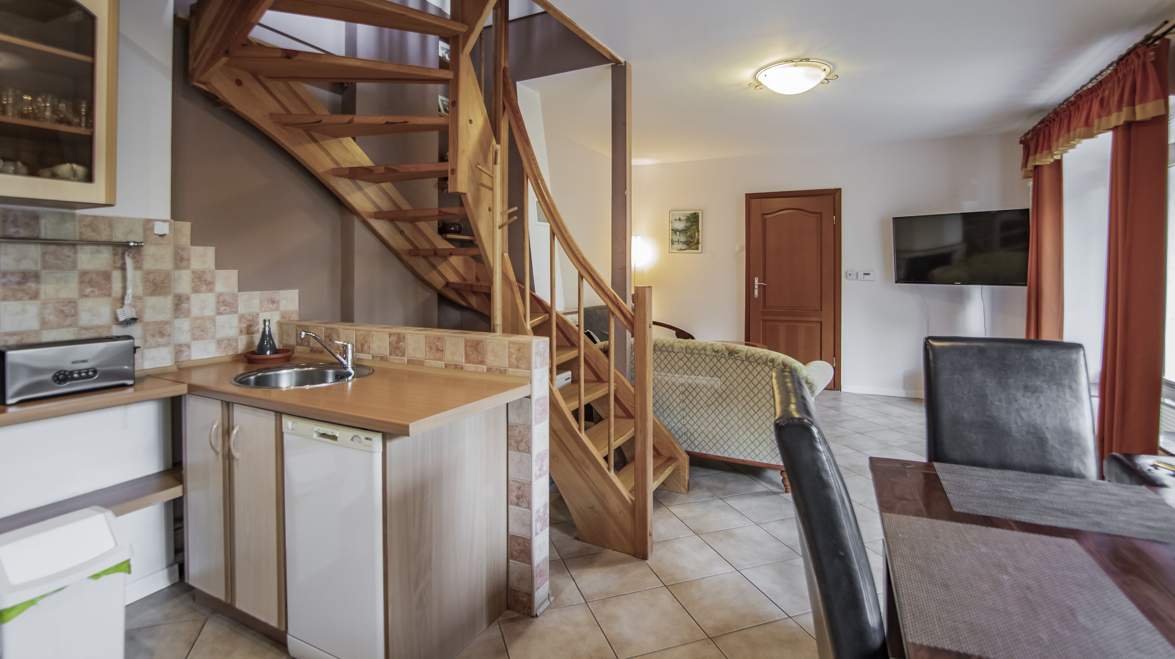 Traditional-Apartment | Wohnbereich | 40-Zoll-Flachbildfernseher mit Digitalempfang, LCD-Fernseher