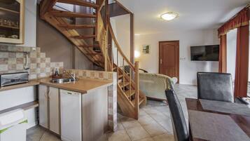 Traditional-Apartment | Wohnbereich | 40-Zoll-Flachbildfernseher mit Digitalempfang, LCD-Fernseher