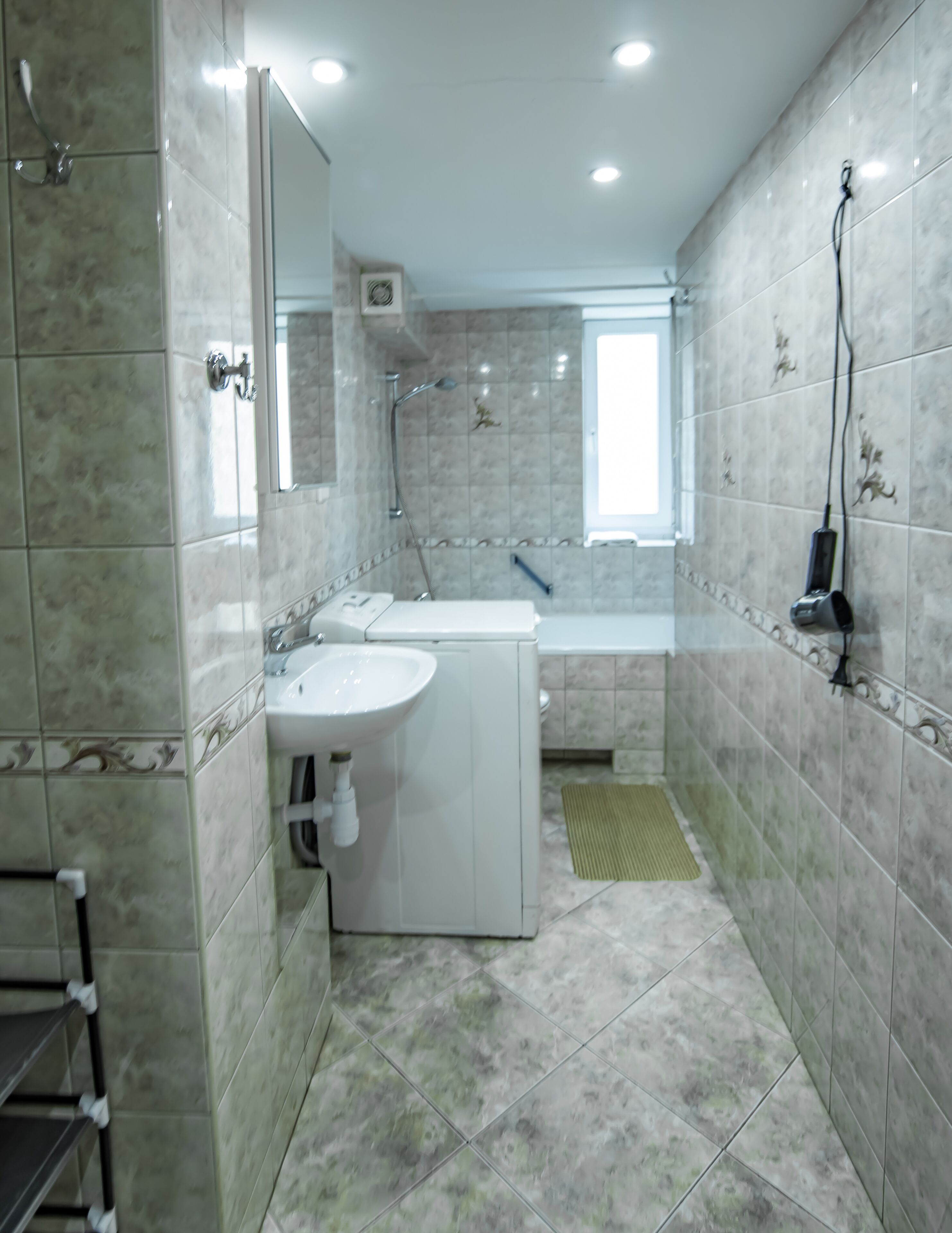 Une salle de bain équipée d’un lavabo, d’un miroir, d’une douche et d’une baignoire.