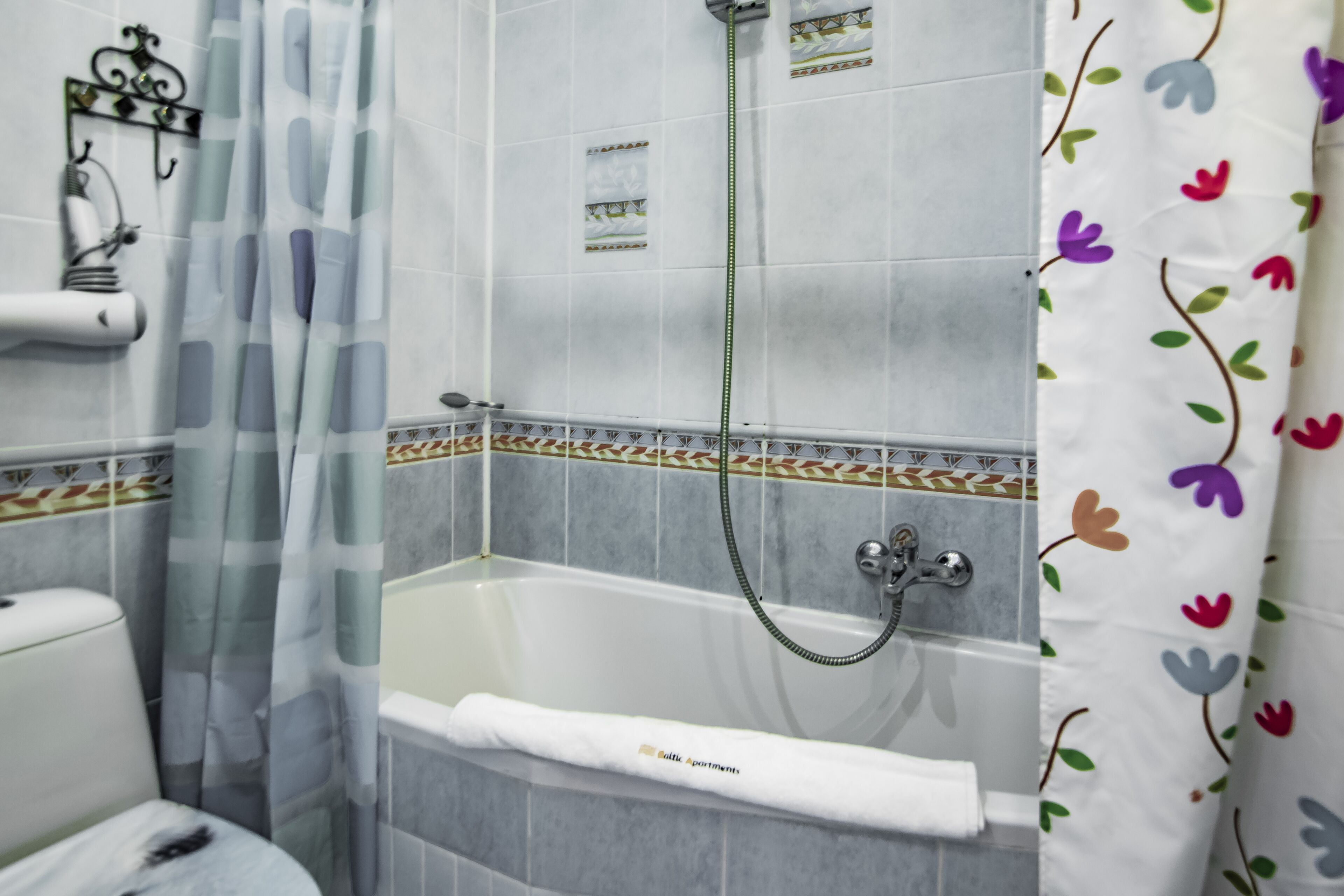 Une salle de bain avec une baignoire, une douche et des toilettes.