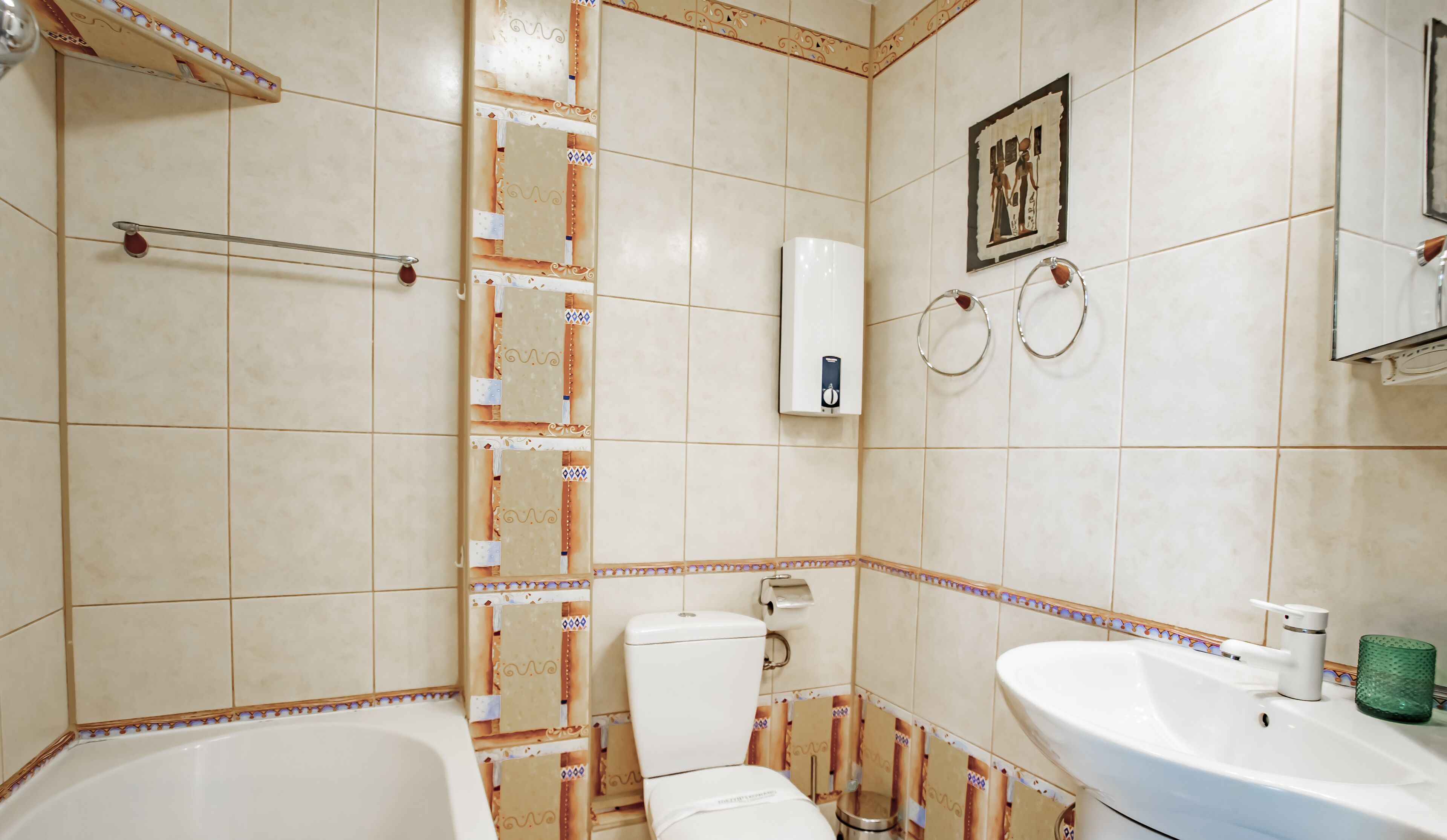 Une salle de bain avec une baignoire, des toilettes et un lavabo.