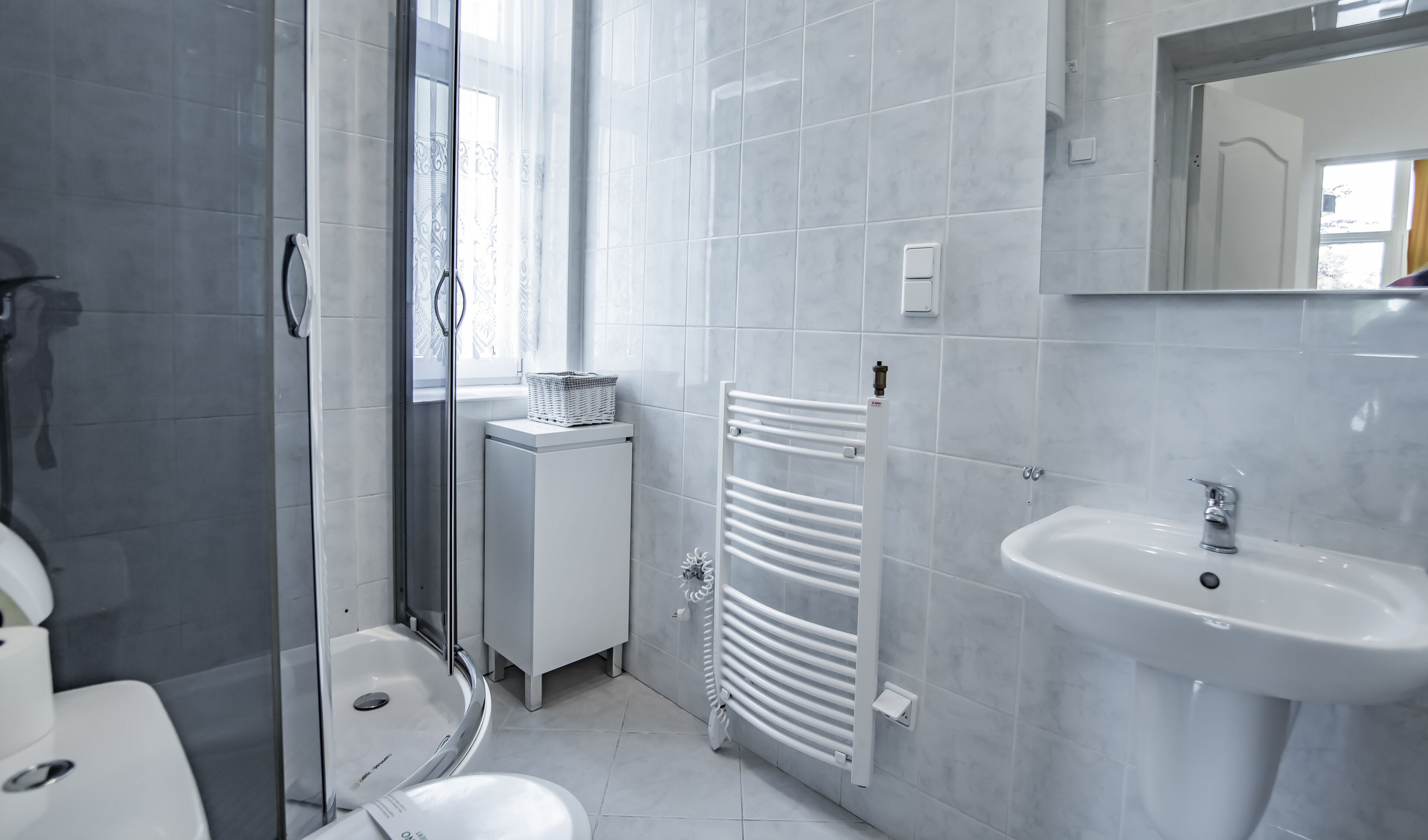 Moderni kylpyhuone, jossa on suihku, wc ja pesuallas.