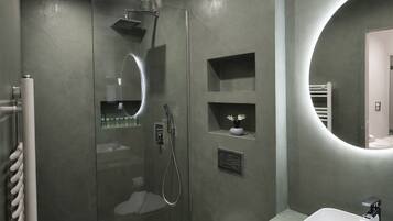 Habitación cuádruple de lujo, 2 habitaciones | Baño | Secador de pelo, zapatillas, toallas y jabón