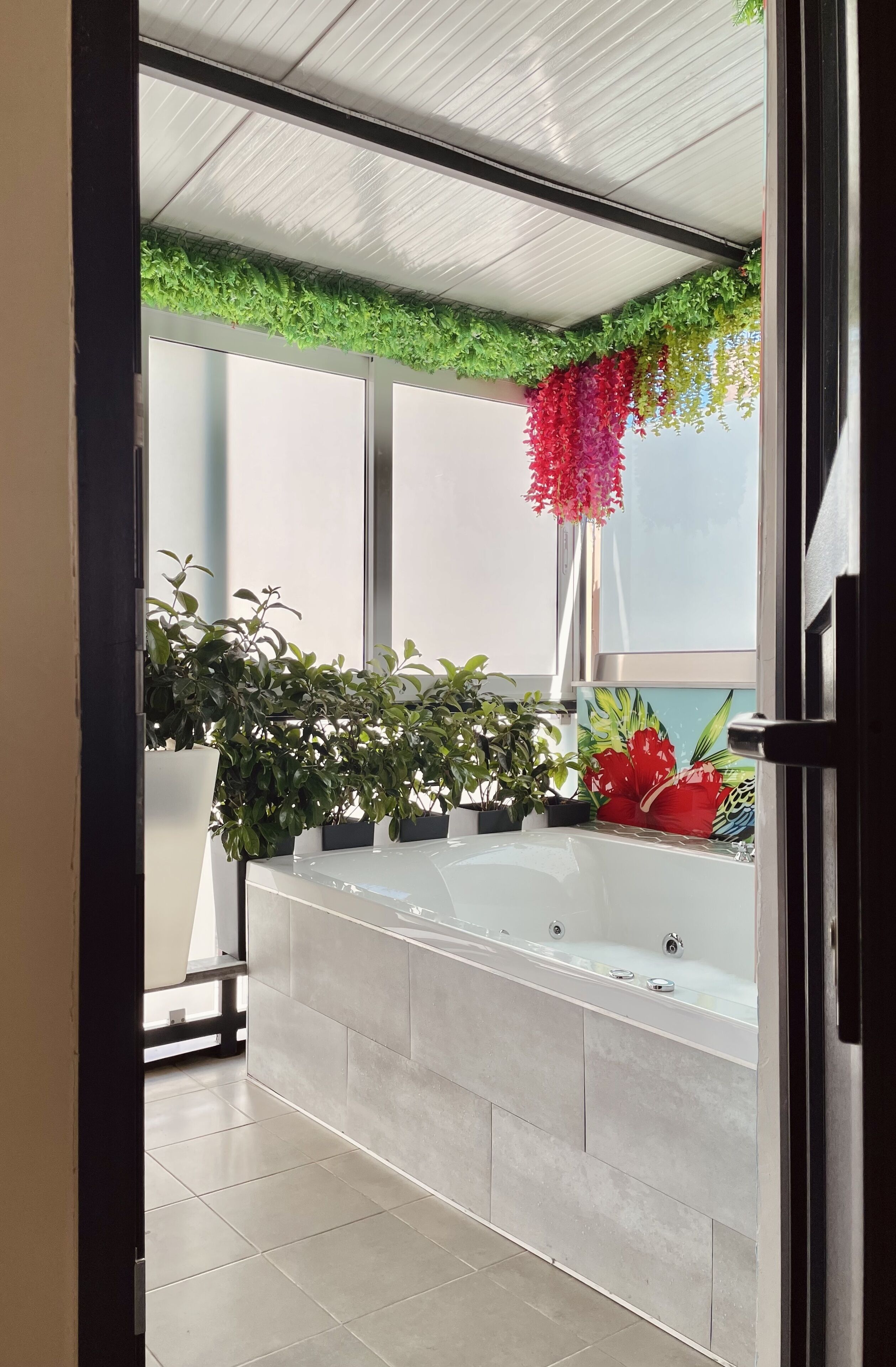 penthouse hot tub athens | balcony