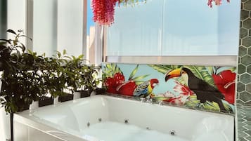 Penthouse Hot Tub Athens | ๋ฐ์ฝ๋