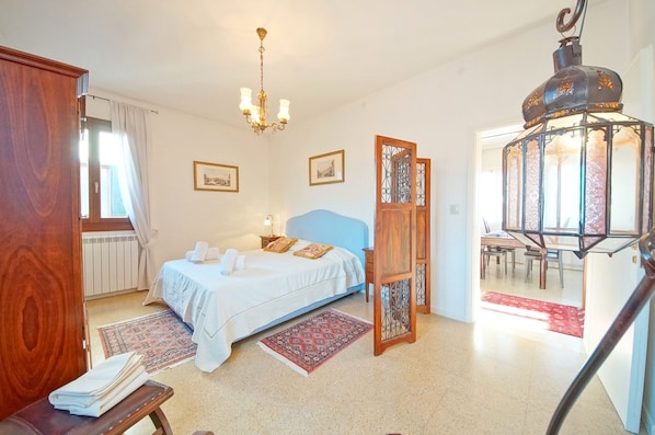 Appartement, 2 chambres, patio, vue canal | 2 chambres, fer et planche à repasser, Wi-Fi gratuit, draps fournis