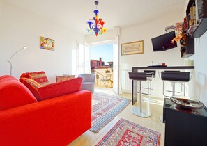 Apartment, 2 Schlafzimmer, Terrasse, Kanalblick | Wohnbereich | Flachbildfernseher, DVD-Player