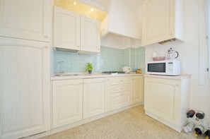 Appartement, 2 chambres, patio, vue canal | Cuisine privée | Grand réfrigérateur, micro-ondes, plaque de cuisson, lave-vaisselle