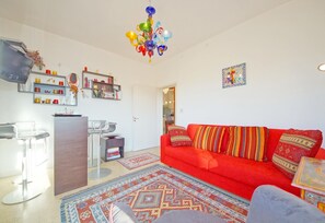 Appartement, 2 chambres, patio, vue canal | Coin séjour | Télévision à écran plat, lecteur de DVD