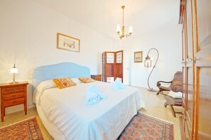 Apartment, 2 Schlafzimmer, Terrasse, Kanalblick | 2 Schlafzimmer, Bügeleisen/Bügelbrett, kostenloses WLAN, Bettwäsche