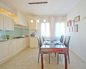 Appartement, 2 chambres, patio, vue canal | Cuisine privée | Grand réfrigérateur, micro-ondes, plaque de cuisson, lave-vaisselle