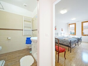 Appartamento, 3 camere da letto | 3 camere, con arredamento individuale, una scrivania