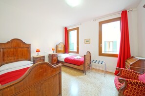 Appartement, 3 slaapkamers | 3 slaapkamers, individueel gemeubileerd, een bureau