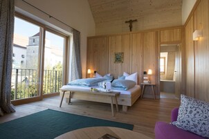 Junior Suite | In-room safe, individually decorated, individually furnished, desk