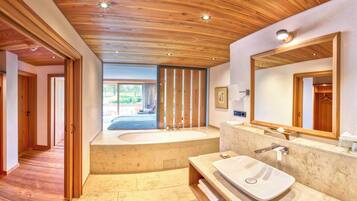 Junior-Suite | Badezimmer | Kostenlose Toilettenartikel, Haartrockner, Bademäntel, Hausschuhe