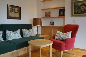 Suite – junior | Oppholdsområde | Flatskjerm-TV