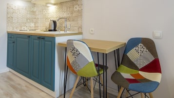 Refrigerador, microondas, placa de cocina, utensilios de cocina