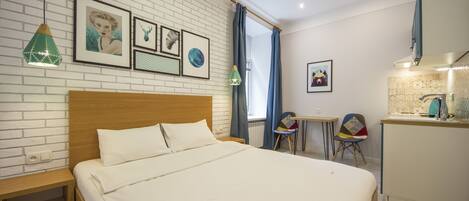 Deluxe Apartment with Balcony | Iron/ironing board, free WiFi, bed sheets