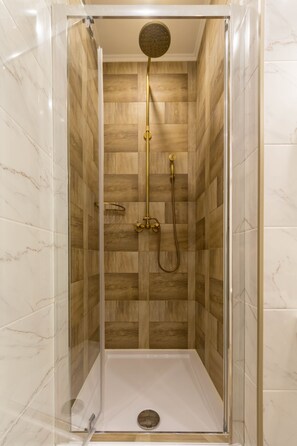 Shower, free toiletries, hair dryer, slippers - Idea Design Apart-Hotel (Kyiv)