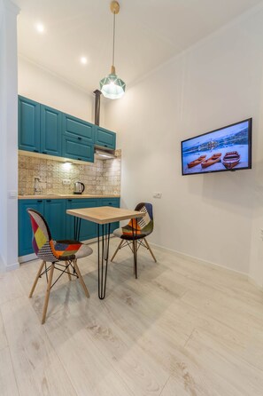 高级开间 | 私人简易厨房 | 冰箱、微波炉、炉灶、厨具/餐具