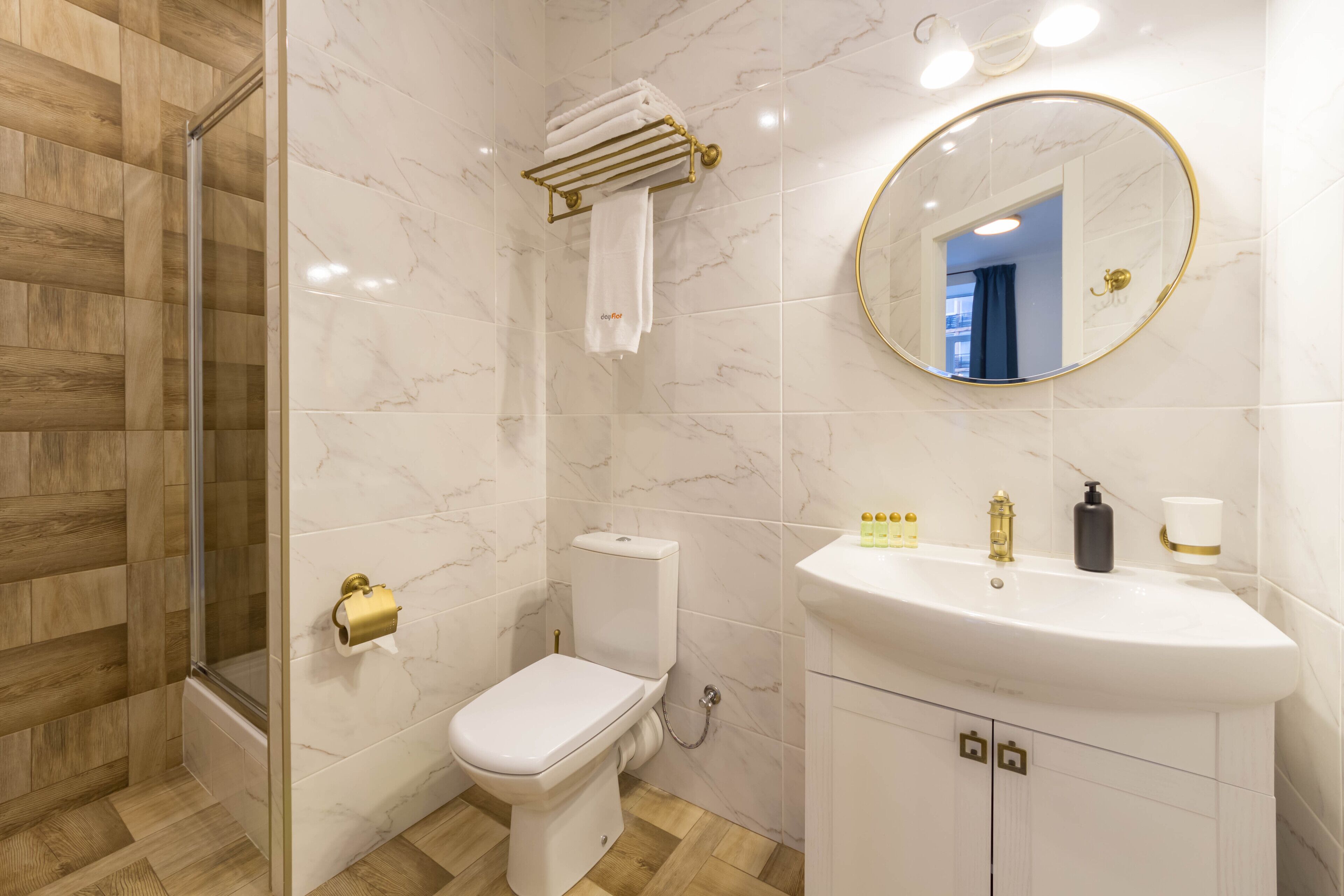 Une salle de bain moderne équipée de toilettes, d’un lavabo et d’une douche.