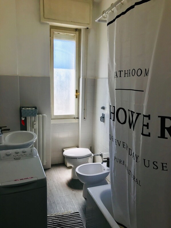 Apartamento, 1 quarto | Banheiro | Chuveiro/banheira combinados, banheira de imersão