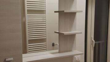 Dusche, Bidet, Handtücher, Seife