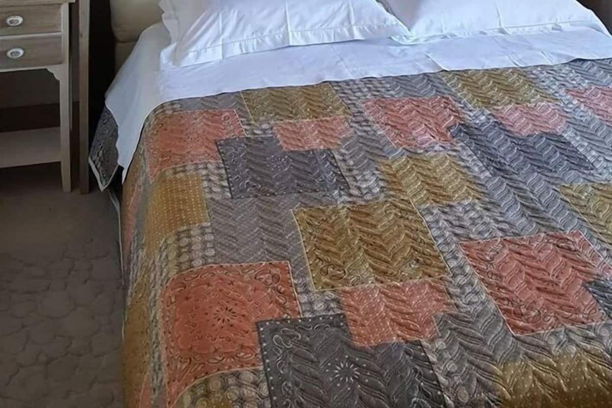 Habitación doble, baño privado | Decoración personalizada, muebles diferentes y ropa de cama