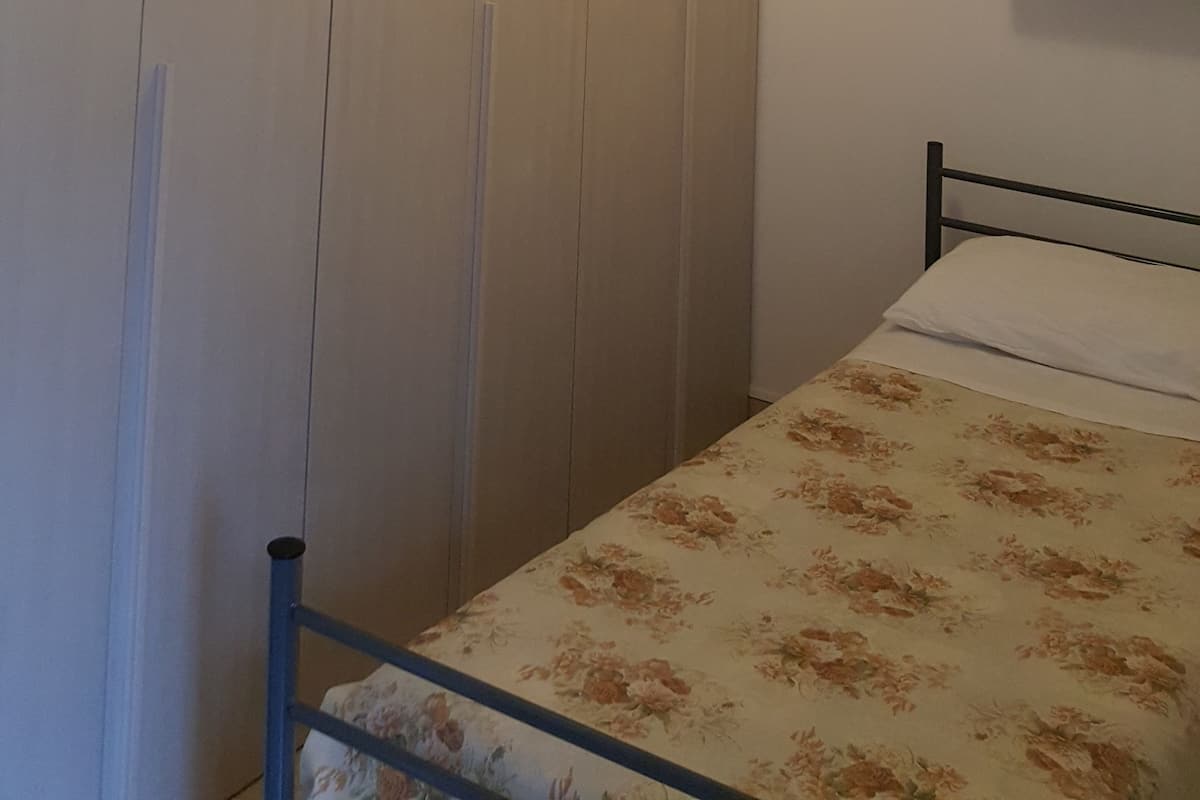 Habitación individual superior, baño privado | Decoración personalizada, muebles diferentes y ropa de cama