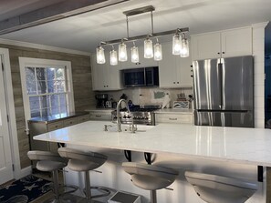 Kylskåp, mikrovågsugn, ugn och spishäll