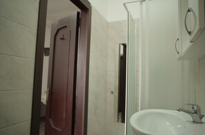 Appartement | Badkamer | Een douche, een regendouche, een bidet, handdoeken