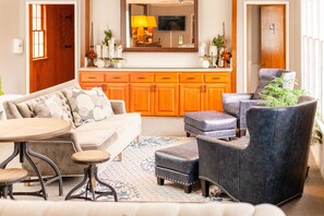 TV, fireplace, foosball - Six miles from Lake Erie Ferries, Pet Friendly Private Room with Bath (Sandusky)