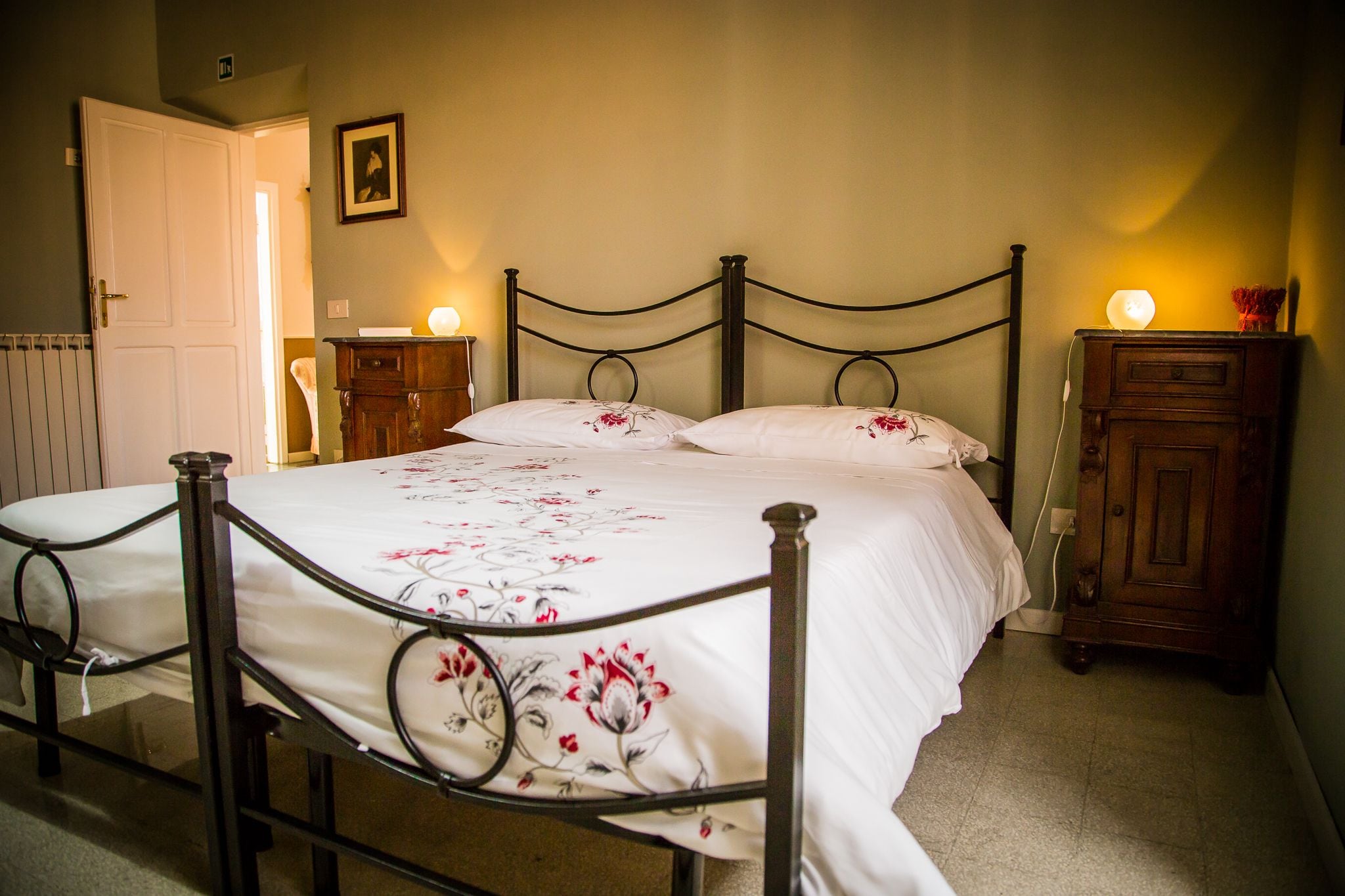 Escritorio, tabla de planchar con plancha y cunas gratuitas 