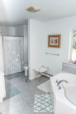 Baignoire, sèche-cheveux, serviettes fournies, shampoing