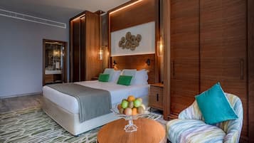 Un dormitorio moderno con una cama, una mesita de noche y una mesa redonda de madera con fruta.